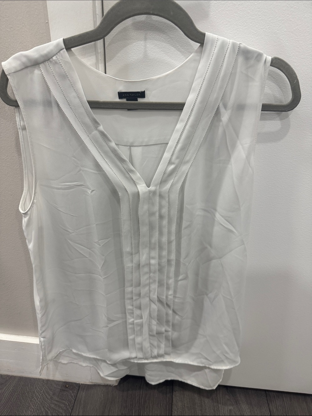 Ann Taylor White V-Neck Pintuck Sleeveless Shell size Medium Tall